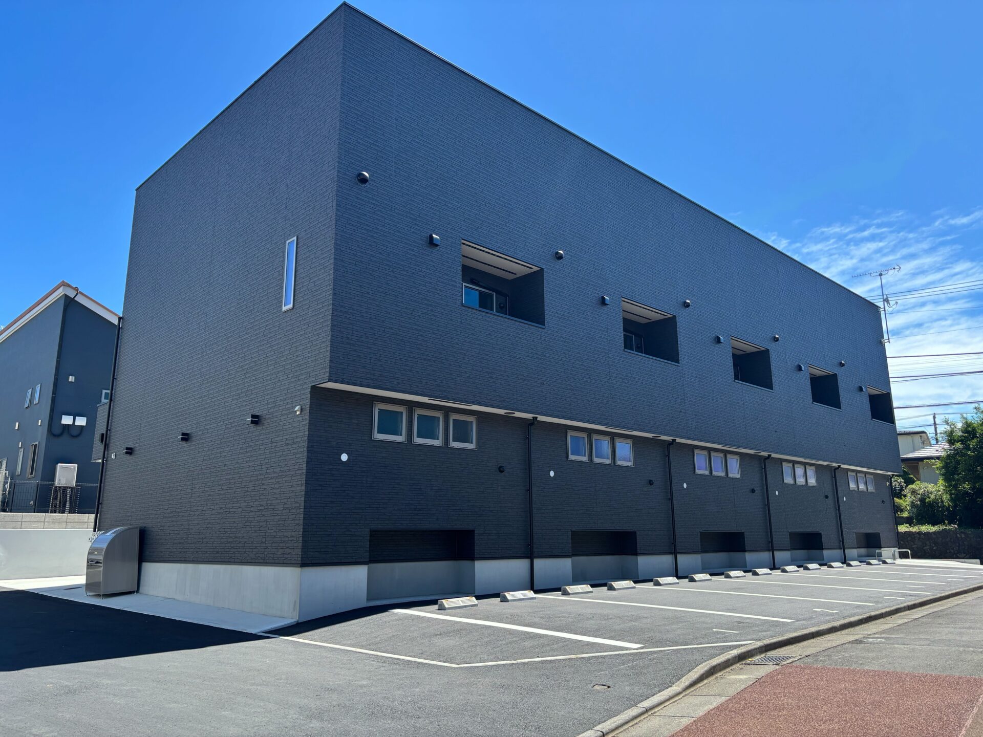 神奈川県海老名市新築賃貸ガレージハウス【GARAGE クレスト】- ガレージハウスをお探しなら【いえとくるまと】外観2