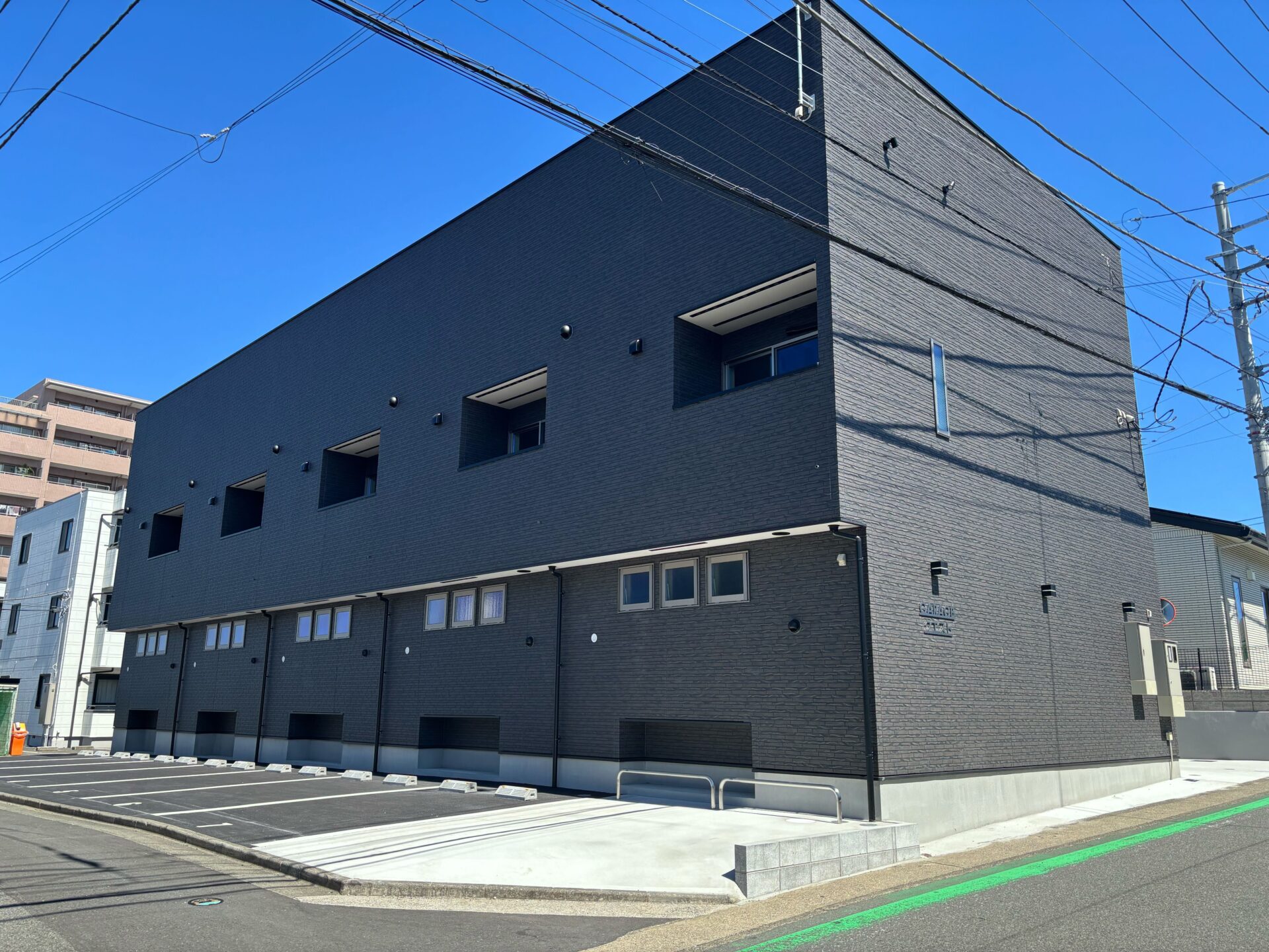 神奈川県海老名市新築賃貸ガレージハウス【GARAGE クレスト】外観- ガレージハウスをお探しなら【いえとくるまと】